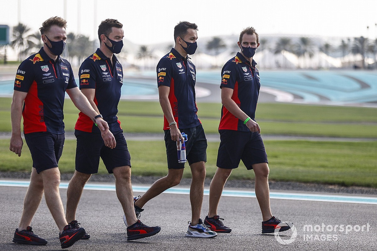 Micsoda fordulat: a Red Bull Ferrarikkal indulna a DTM-ben