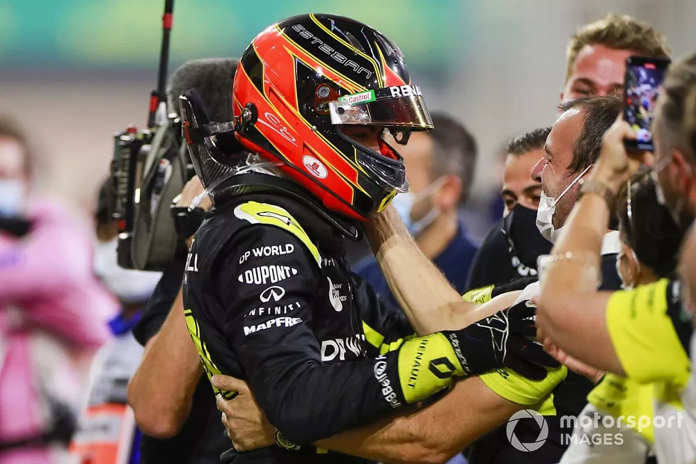 Le deuxi&egrave;me Esteban Ocon, Renault F1, f&ecirc;te avec son &eacute;quipe dans le parc ferm&eacute;