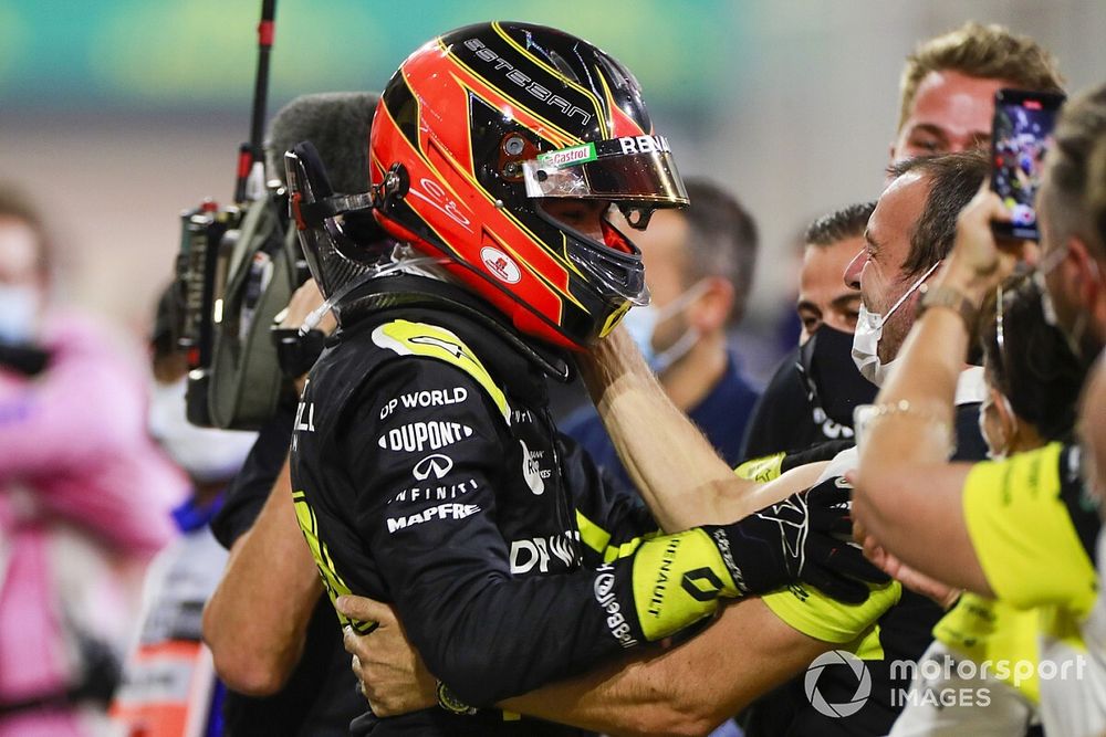 Esteban Ocon, Renault F1, 2ª posición, celebra con su equipo en Parc Ferme