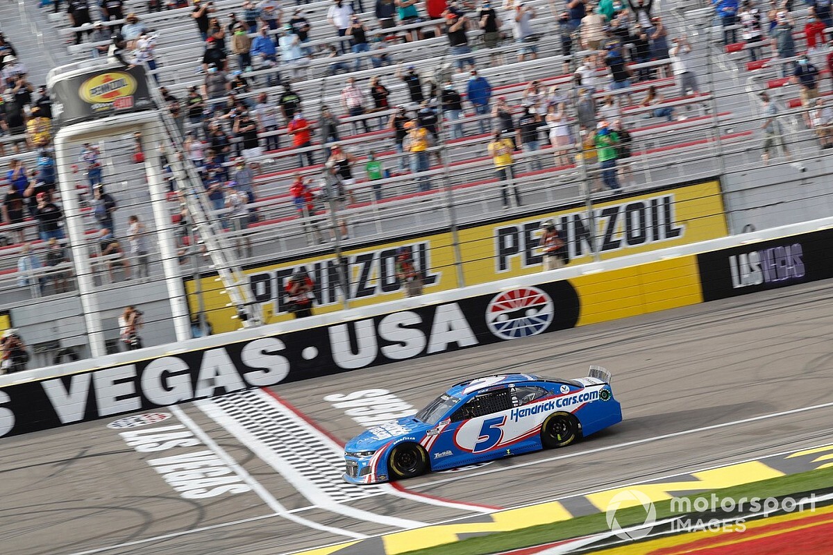 NASCAR: Larson domina e vence primeira corrida após retorno de suspensão
