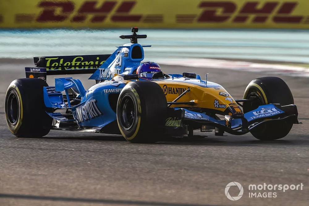 Fernando Alonso pilota el Renault R25 con el que gan&oacute; el mundial de F1 en 2005
