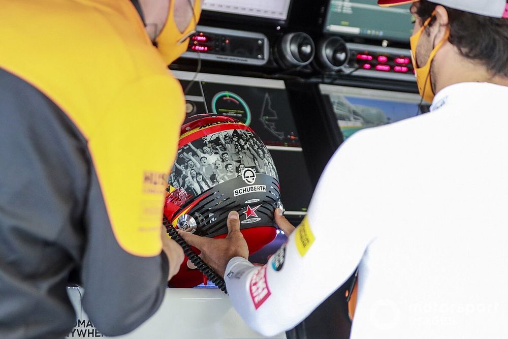 Carlos Sainz Jr., McLaren, con un casco especial