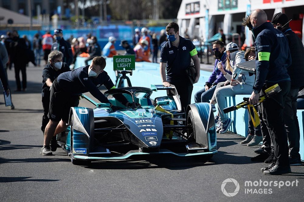 Oliver Turvey, NIO 333, NIO 333 001 en pit lane