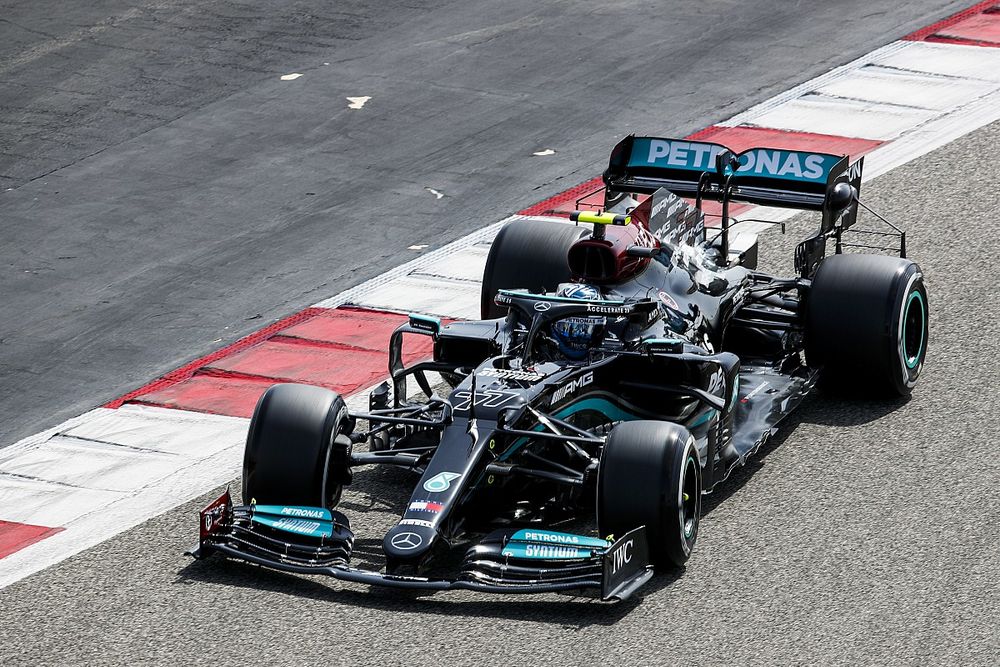 Mercedes hits gearbox issue in opening session of Bahrain F1 test