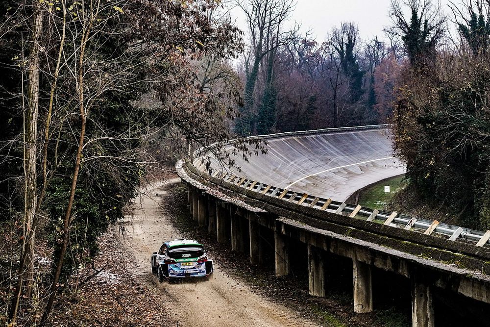 Monza z kibicami i sponsorem