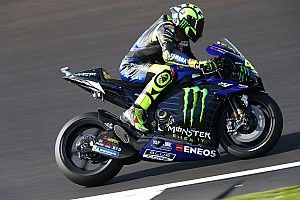 Rossi remek köre Silverstone-ból a Yamahával: videó