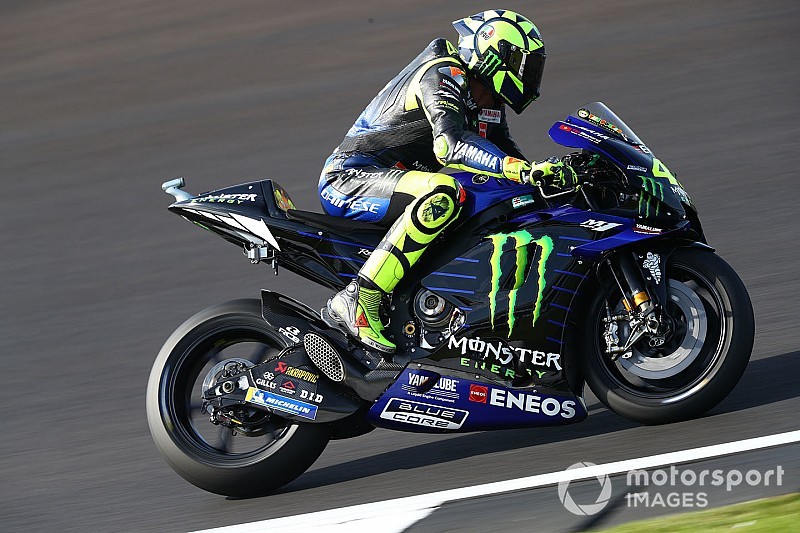 Rossi remek köre Silverstone-ból a Yamahával: videó