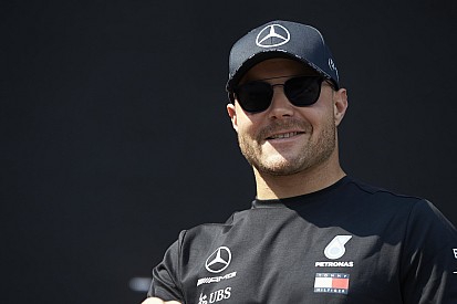 Resmi: Bottas Mercedes'te yarışmaya devam edecek!