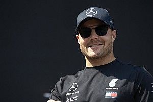 Resmi: Bottas Mercedes'te yarışmaya devam edecek!