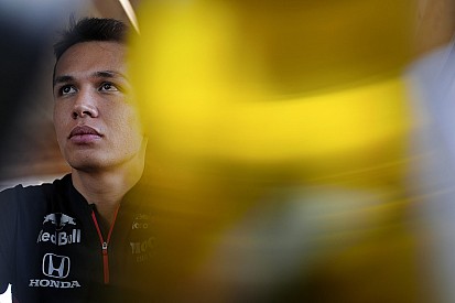 Albon po przymiarce do samochodu Red Bulla