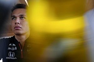 Albon po przymiarce do samochodu Red Bulla