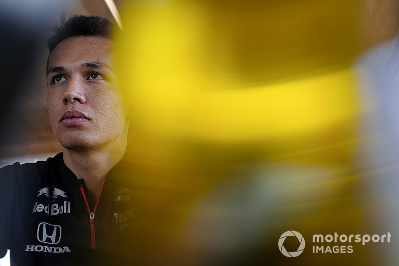 Albon po przymiarce do samochodu Red Bulla
