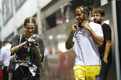 Egy hajszálon múlt, hogy Sainz lezúzza Hamilton autóját : videó