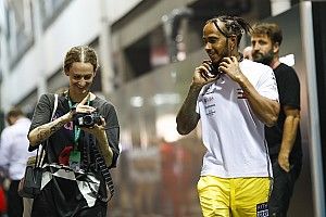 Egy hajszálon múlt, hogy Sainz lezúzza Hamilton autóját : videó