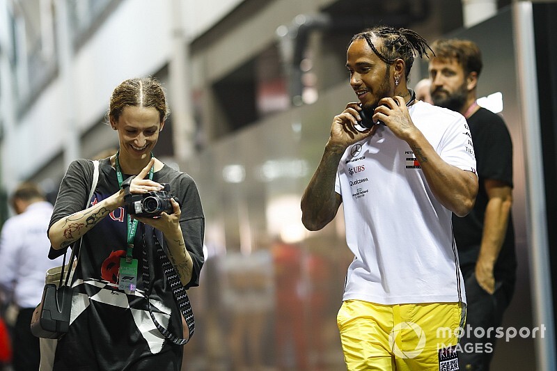 Egy hajszálon múlt, hogy Sainz lezúzza Hamilton autóját : videó