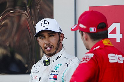 Hoppá: Hamilton a Ferrarijával pózolt Amerikában