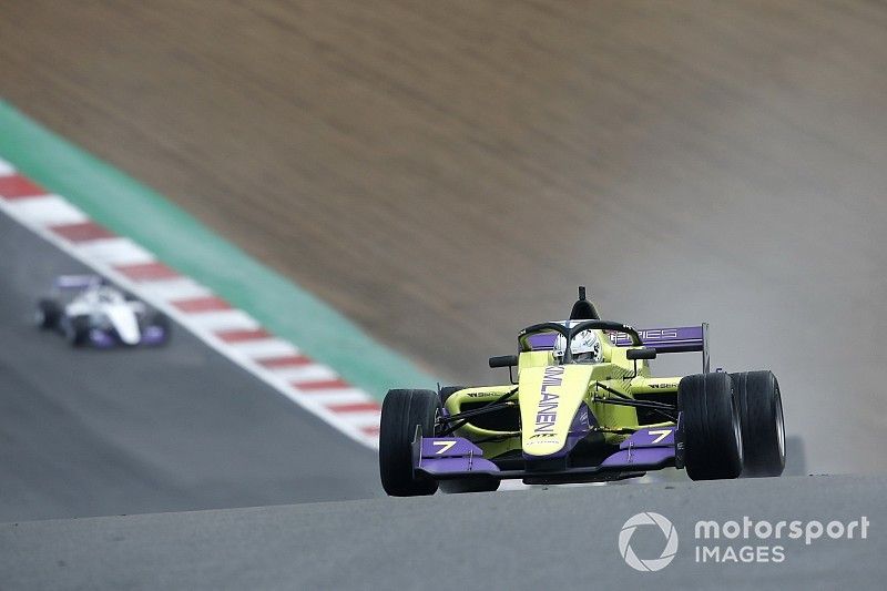 Kimilainen manda en las prácticas previo a la final de W Series
