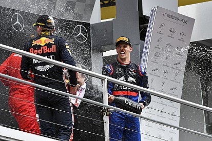 Az F1 legemlékezetesebb szezon közbeni pilótacseréi - videó