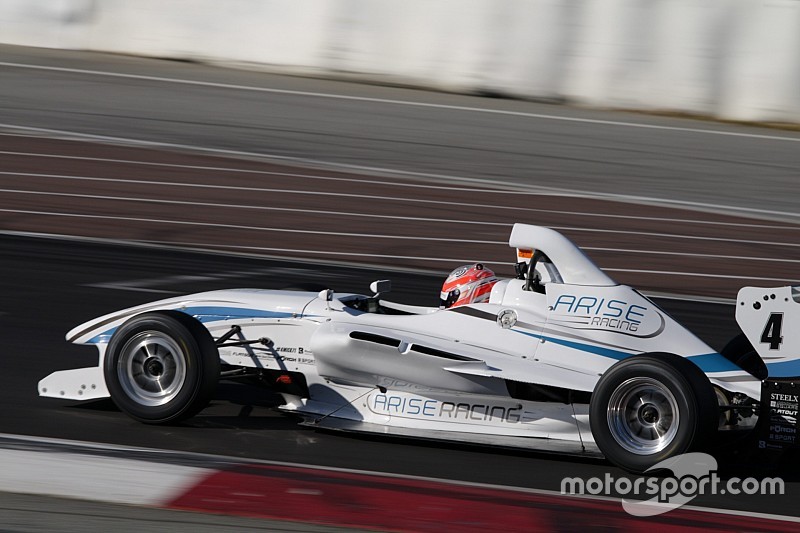Percat smashes lap record on single-seater return