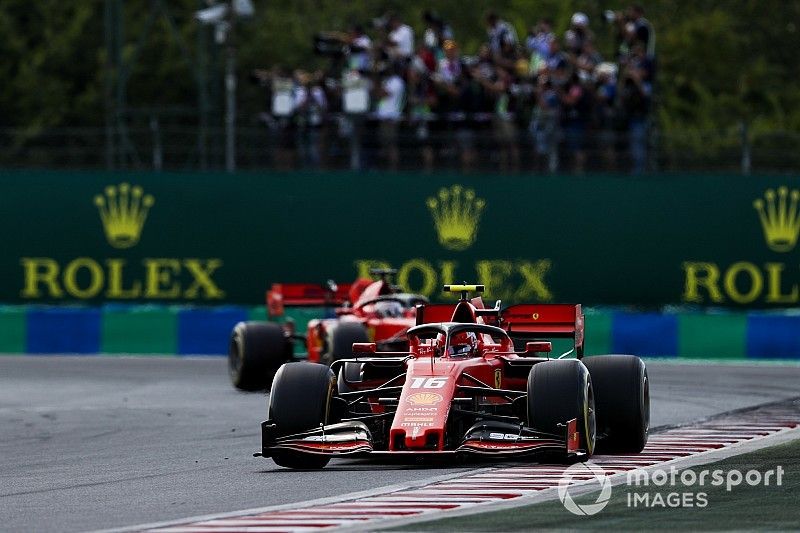 Charles Leclerc, Ferrari SF90, voor Sebastian Vettel, Ferrari SF90