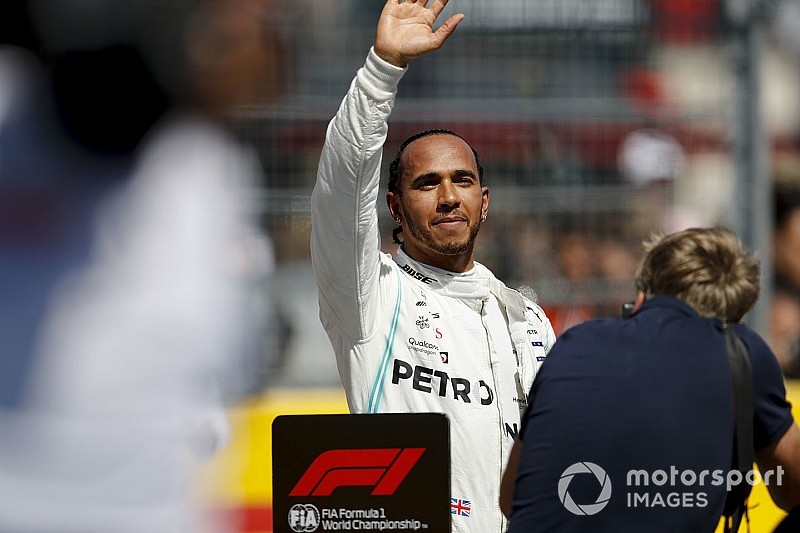 Hamilton kicsit odapörkölt a csapatnak a rádión
