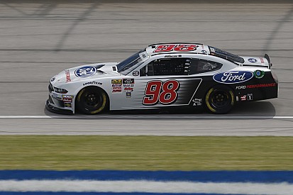 Видео: пилот NASCAR по ходу гонки врезался в уборочную машину