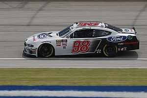 Видео: пилот NASCAR по ходу гонки врезался в уборочную машину