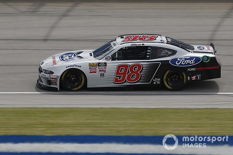 Видео: пилот NASCAR по ходу гонки врезался в уборочную машину