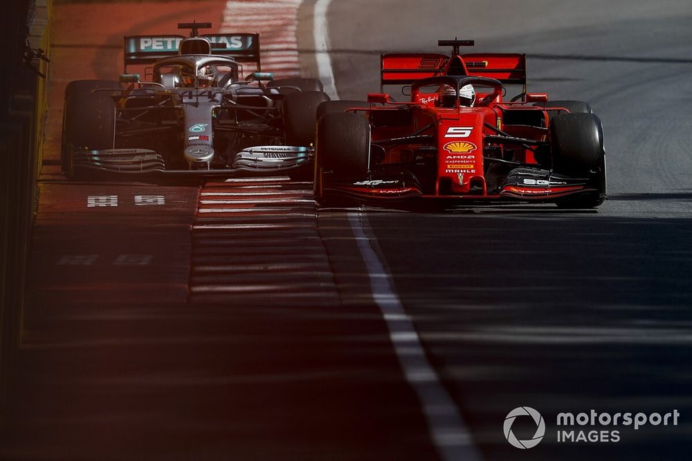 Sebastian Vettel, Ferrari SF90 y Lewis Hamilton, Mercedes AMG F1 W10