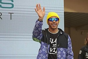 Hamilton nagyon furcsa öltözéke Monacóból