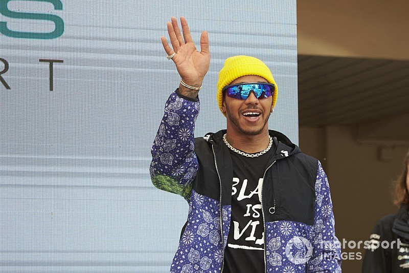 Hamilton nagyon furcsa öltözéke Monacóból