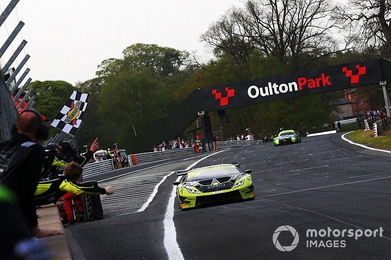 Esordio e vittoria nel British GT per la Lamborghini Huracán GT3 Evo