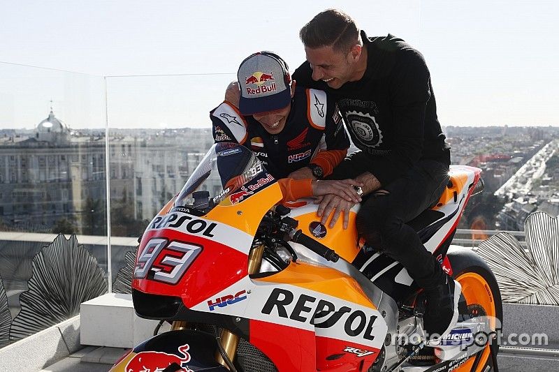 Video: Márquez le enseña su Honda RC213V a Joaquín