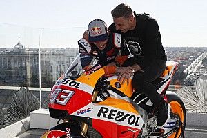 Video: Márquez le enseña su Honda RC213V a Joaquín