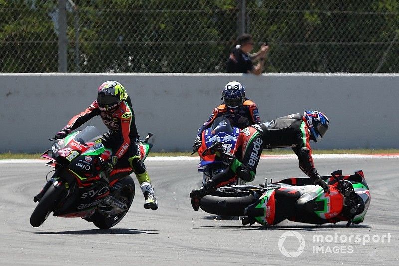 Bradley Smith, Aprilia Racing Team Gresini choca con Aleix Espargaro, Aprilia Racing Team Gresini