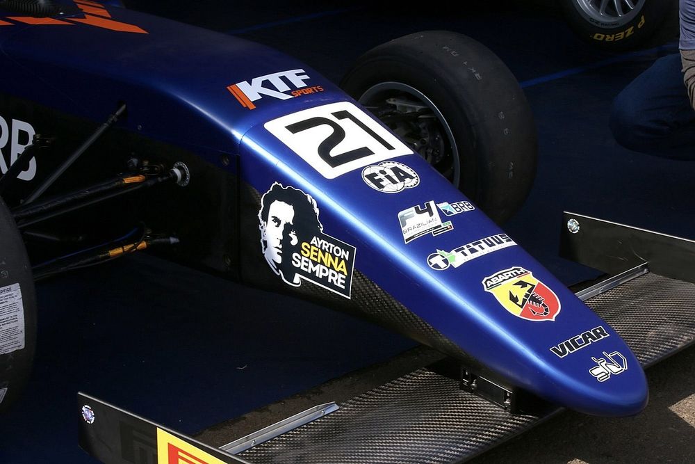 Homenagem a Senna no bico do carro da F4 Brasil