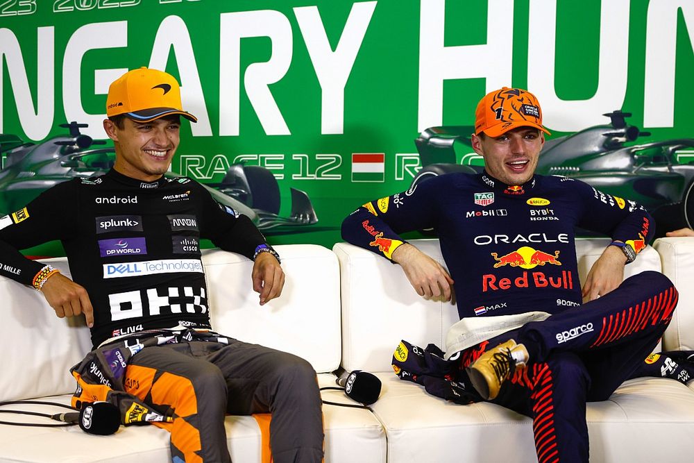 Lando Norris, McLaren, 2ª posición, Max Verstappen, Red Bull Racing, 1ª posición, en la rueda de prensa posterior a la carrera.