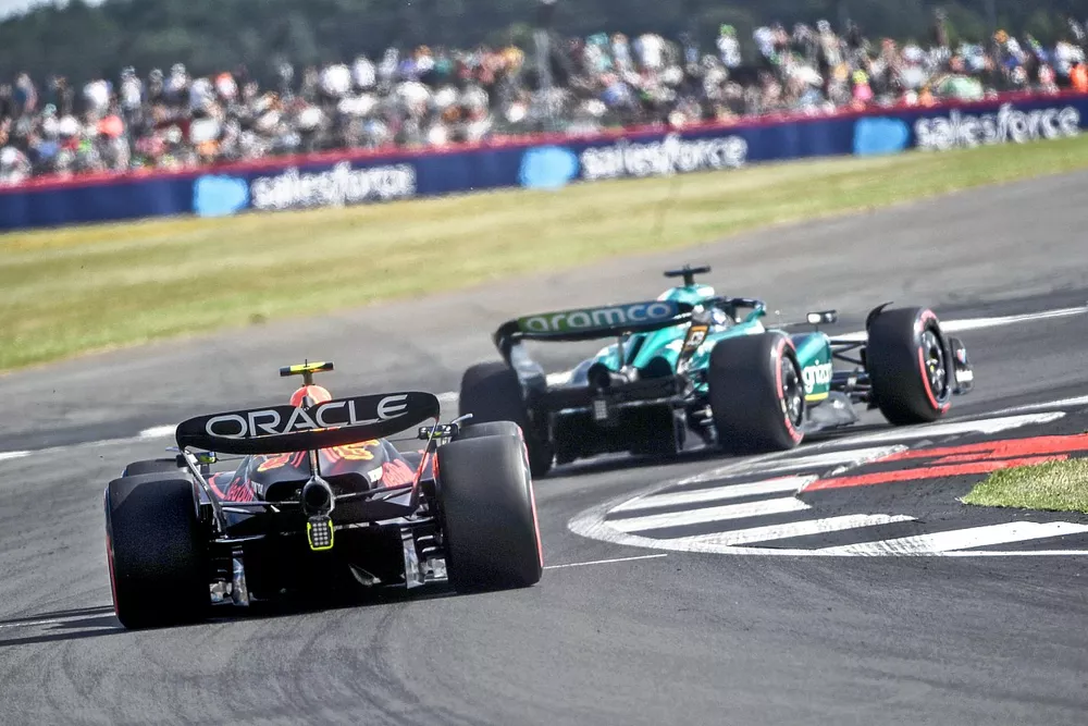 Lance Stroll, Aston Martin AMR23, Sergio Perez, Red Bull Racing RB19