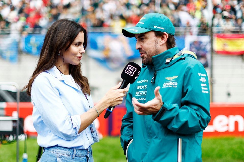 Fernando Alonso, Aston Martin F1 Team, habla con Melissa Jimenez, DAZN