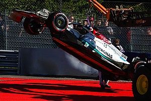 F1-pitbox van Mercedes na crashes: “Alsof iemand een Lego-auto had laten vallen”