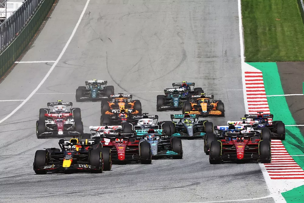 Max Verstappen, Red Bull Racing RB18, Charles Leclerc, Ferrari F1-75, Carlos Sainz, Ferrari F1-75, George Russell, Mercedes W13, Esteban Ocon, Alpine A522, the rest of the field