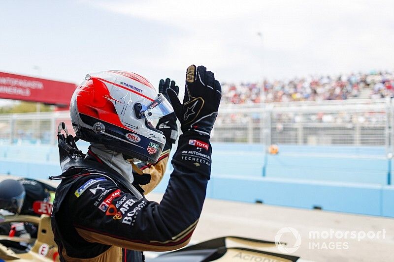 Jean-Eric Vergne, DS Techeetah, DS E-Tense FE20, waves to the crowd after retiring 