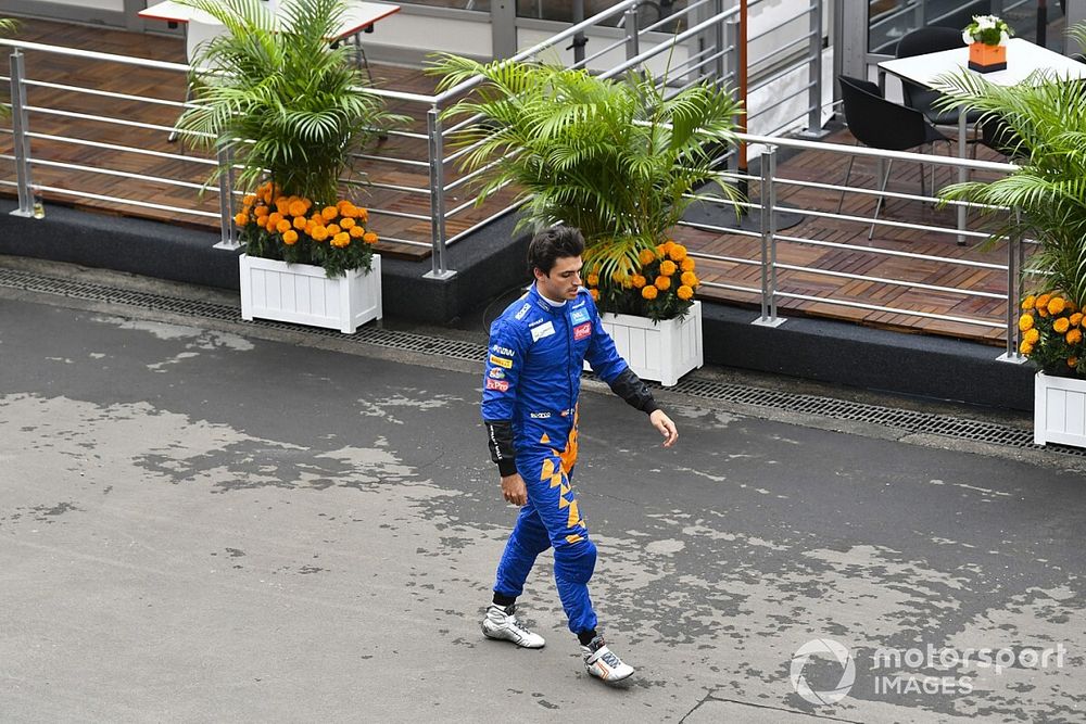 Sainz van a pole-ban Vettel helyére a Ferrarinál, de még nem írt alá