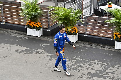 Sainz van a pole-ban Vettel helyére a Ferrarinál, de még nem írt alá