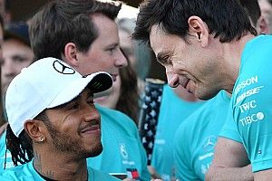 A Mercedes biztos Hamilton hosszabbításában: nem veszélyes a Ferrari?
