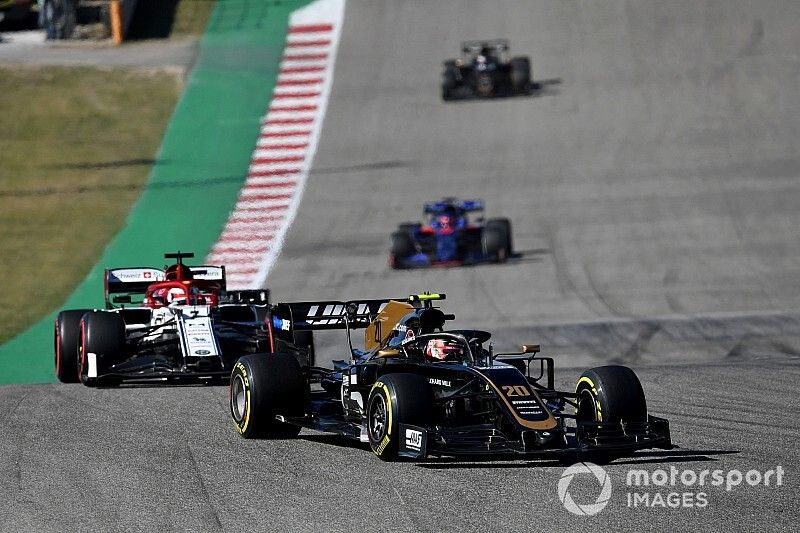 Kevin Magnussen, Haas F1 Team VF-19 and Kimi Raikkonen, Alfa Romeo Racing C38 