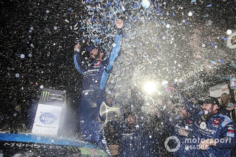 Truex vence em Martinsville e garante vaga na final; Hamlin e Logano brigam no fim