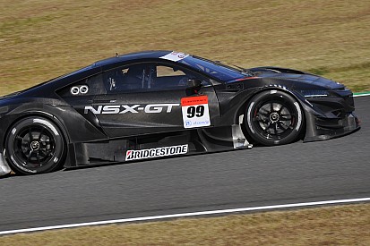 Квят прокатился по трассе в Мотеги на машине Super GT