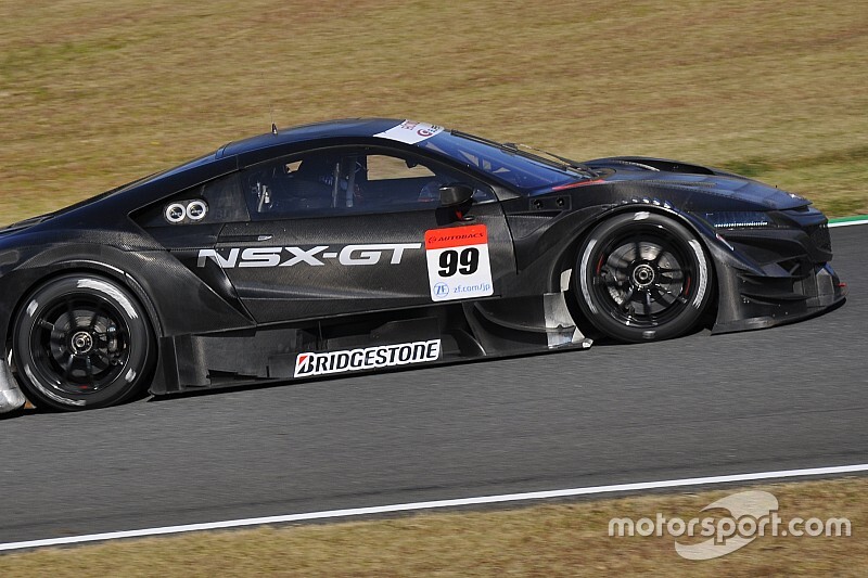 Квят прокатился по трассе в Мотеги на машине Super GT