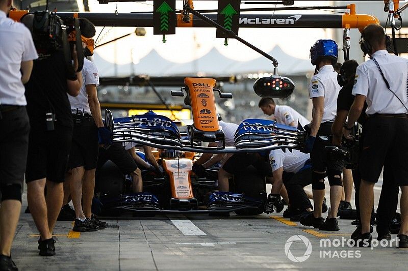 Carlos Sainz Jr., McLaren MCL34, en pit stop